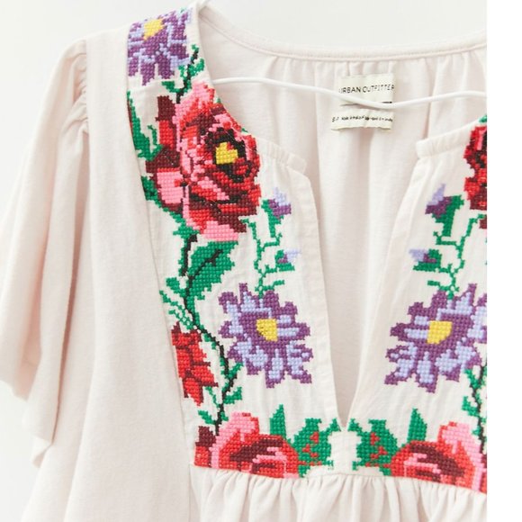⭐️ UO Dolly Floral Flower Embroidered Hipster Hippie Artsy Chic Glam Modern Top - Picture 2 of 8